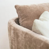Canapé Jenny, personnalisable détail de l'accoudoir élégant en velours chiné beige - Sits fabrication Européenne chez Pigments boutique fabrication Française et Européenne