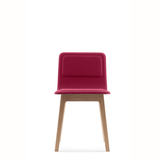 Chaise Laia tapisser tissu easy clean, déperlant - pour une salle à manger élégante et durable, nombreux choix de teinte de bois, marque ALKI - fabriqué en France au Pays Basque en vente chez Pigments Paris Bastille 