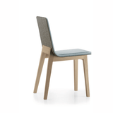 Chaise Laia tapisser tissu easy clean, déperlant - pour une salle à manger élégante et durable, vue de coté, marque ALKI - fabriqué en France au Pays Basque en vente chez Pigments Paris Bastille 