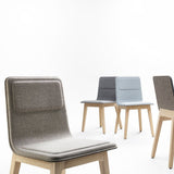 Chaise Laia tapisser tissu easy clean, déperlant - pour une salle à manger élégante et durable, nombreux choix de revêtement, marque ALKI - fabriqué en France au Pays Basque en vente chez Pigments Paris Bastille 