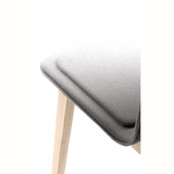 Chaise Laia tapisser tissu easy clean, déperlant - pour une salle à manger élégante et durable marque ALKI - fabriqué en France au Pays Basque en vente chez Pigments Paris Bastille 