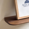 Étagère Sillon chêne massif teinté noyer -  pour vos cadres et affiches habillez vous murs avec une décoration éthique - fabrication Française Reine Mère x Pigments Paris 11e