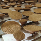 Patère sculptée en chêne L - Pigments